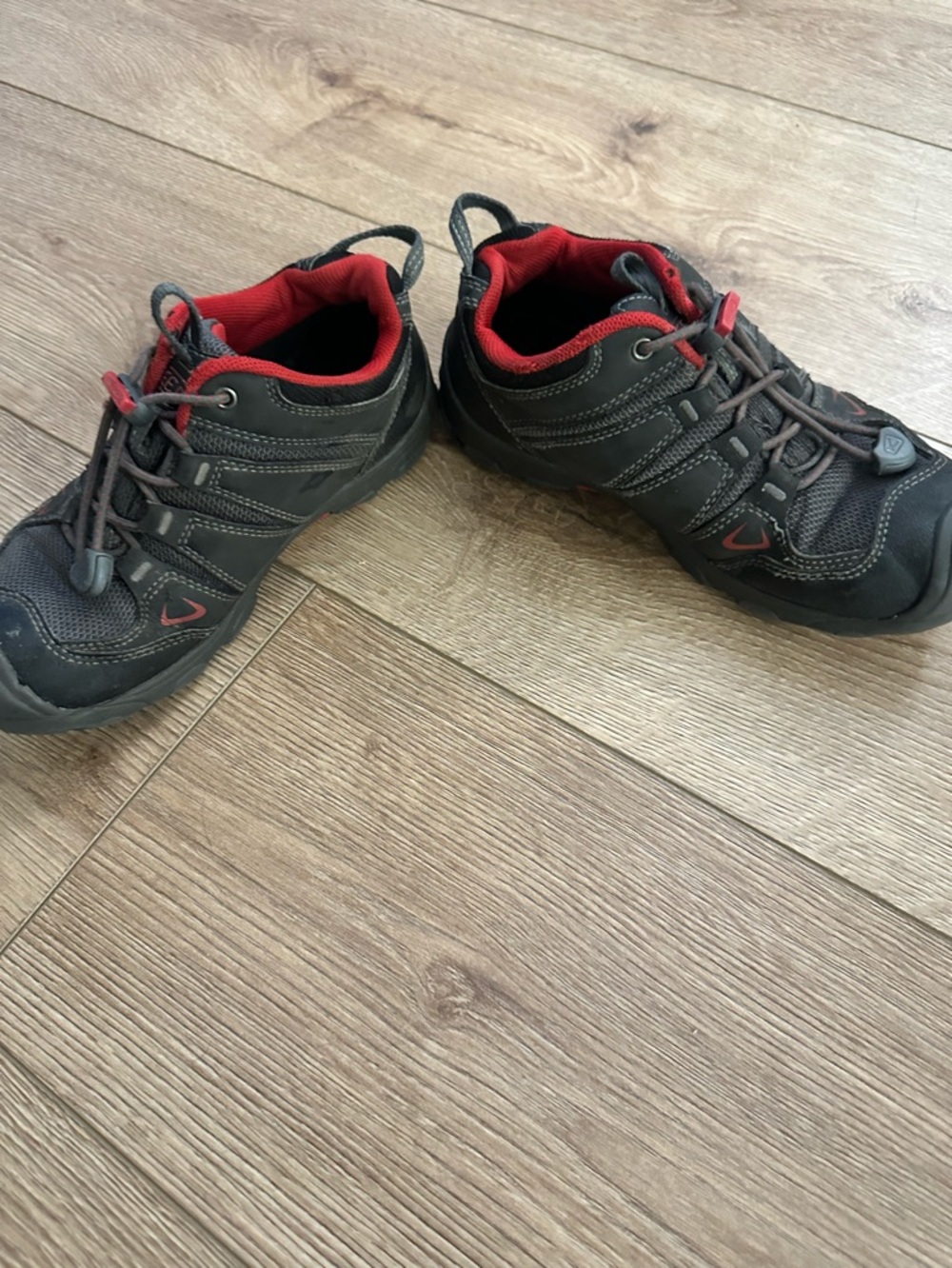 Keen Oakridge Hiking Shoes. Black and Red Kids size 3 waterproof